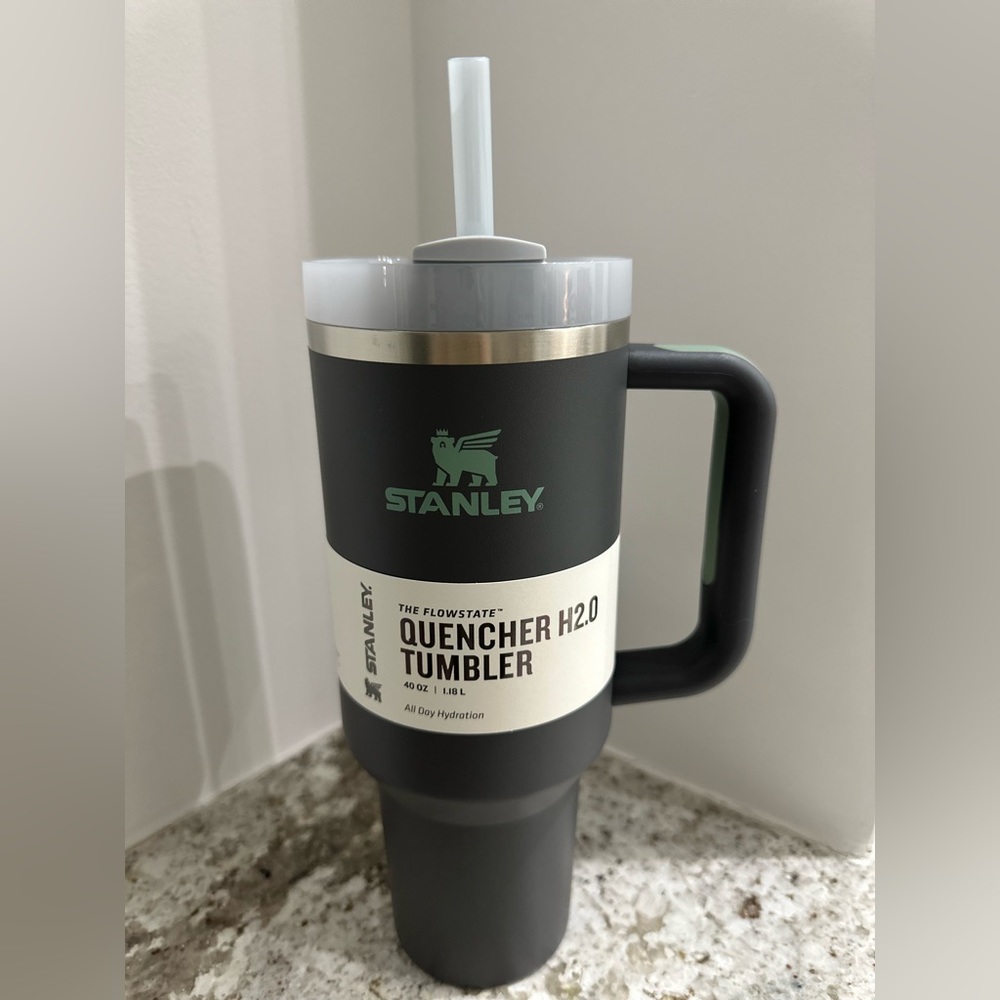NEW Stanley - The Flowstate Quencher H2.0 Tumbler 40 OZ -  Charcoal